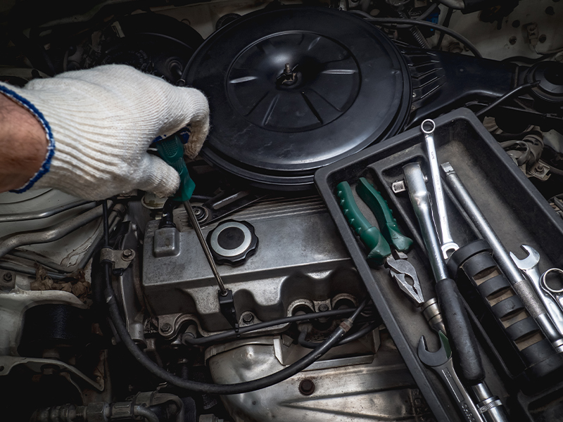 렌치를 사용하는 동안 우발적 인 부상을 피하는 방법은 무엇입니까?